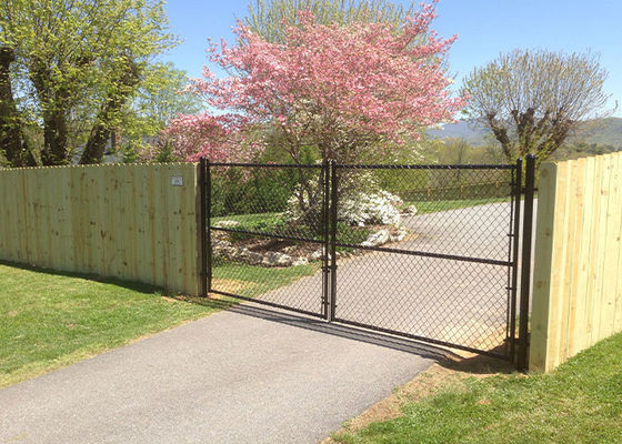 La recinzione a legame a catena decora giardini e giardini e protegge la vostra proprietà
