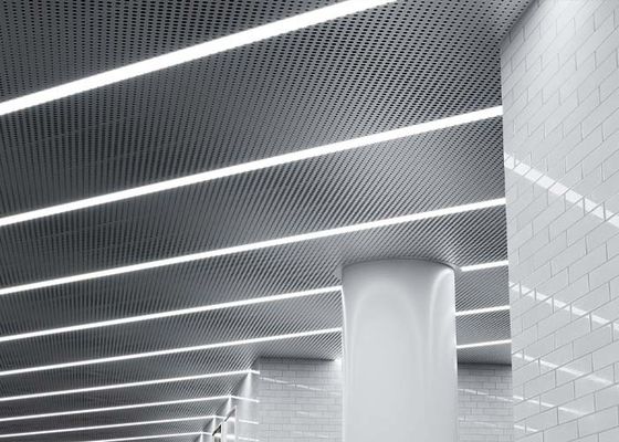 Aspetto regolare e monolitico del soffitto perforato del metallo – per le modifiche o la nuova costruzione