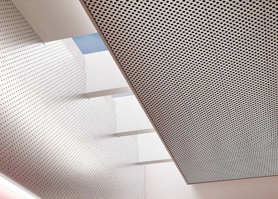 Aspetto regolare e monolitico del soffitto perforato del metallo – per le modifiche o la nuova costruzione