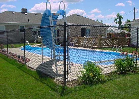 Fence a catena per la piscina impedisce ai bambini di cadere in acqua