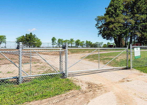La recinzione a legame a catena decora giardini e giardini e protegge la vostra proprietà