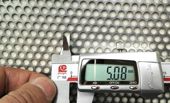 Schermo di filo perforato di metallo tagliato con precisione ideale per pannelli acustici e sistemi di filtrazione dell'aria negli edifici commerciali