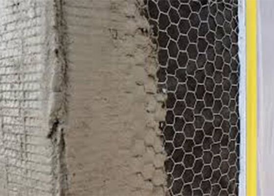 Griglia esagonale usata come maglia di stucco per rinforzare il tetto e il muro